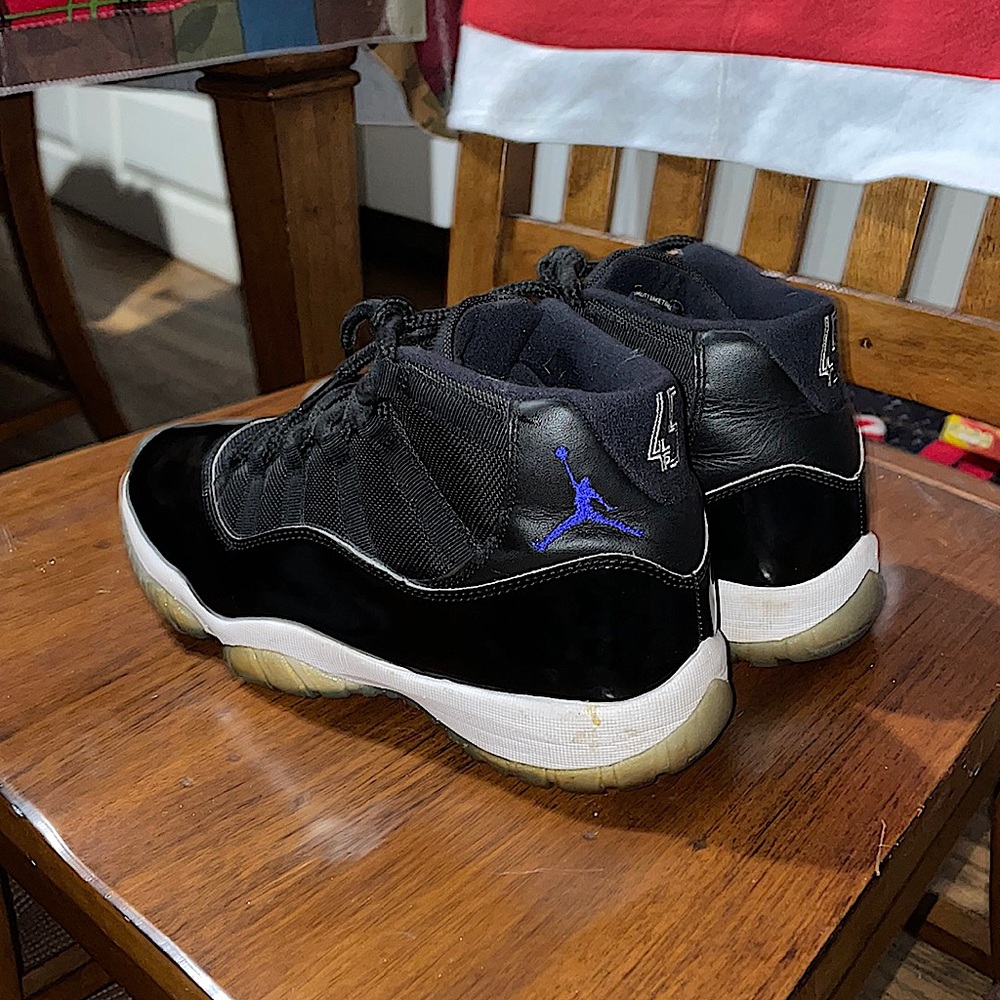 Air Jordan 11 spacejam 45. Size 9.5